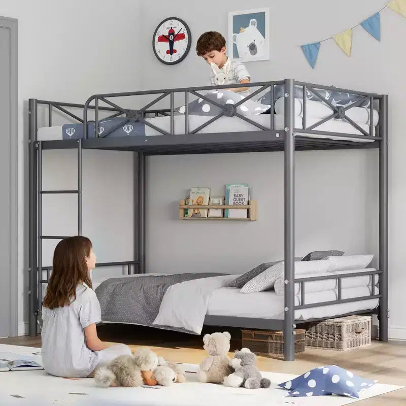 Lit superposé en métal jumeaux sur jumeaux, lits superposés industriels robustes avec barrières de sécurité et design peu encombrant, lit en acier pour l'école, la chambre à coucher