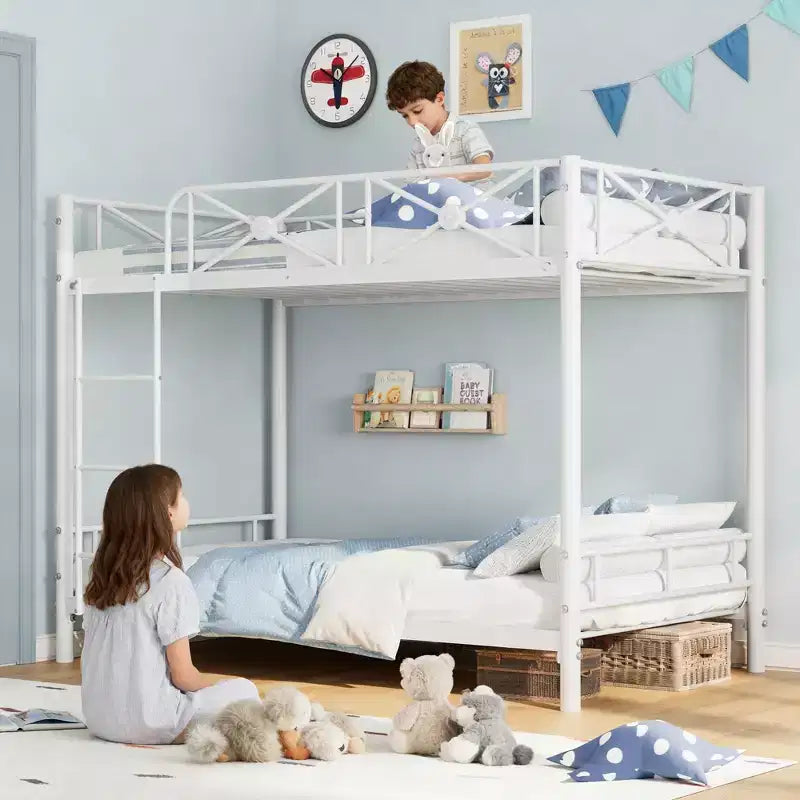 Lit superposé en métal jumeaux sur jumeaux, lits superposés industriels robustes avec barrières de sécurité et design peu encombrant, lit en acier pour l'école, la chambre à coucher