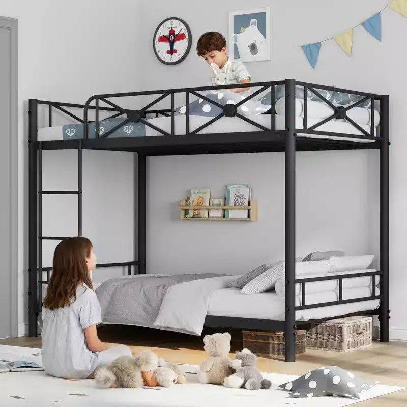 Lit superposé en métal jumeaux sur jumeaux, lits superposés industriels robustes avec barrières de sécurité et design peu encombrant, lit en acier pour l'école, la chambre à coucher