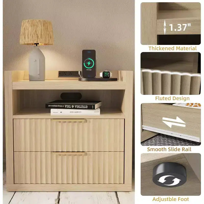Table d'appoint cannelée naturelle avec station de charge Ports USB Table de chevet de 61 cm de large 2 tiroirs Table de chevet en bois Armoire de rangement moderne pour salon