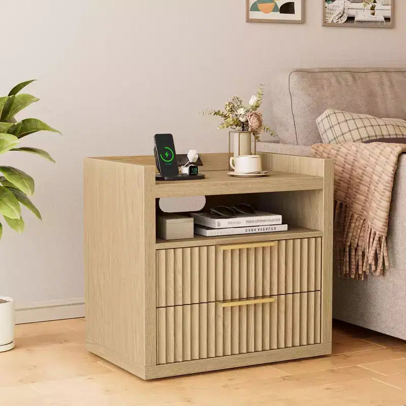 Table d'appoint cannelée naturelle avec station de charge Ports USB Table de chevet de 61 cm de large 2 tiroirs Table de chevet en bois Armoire de rangement moderne pour salon
