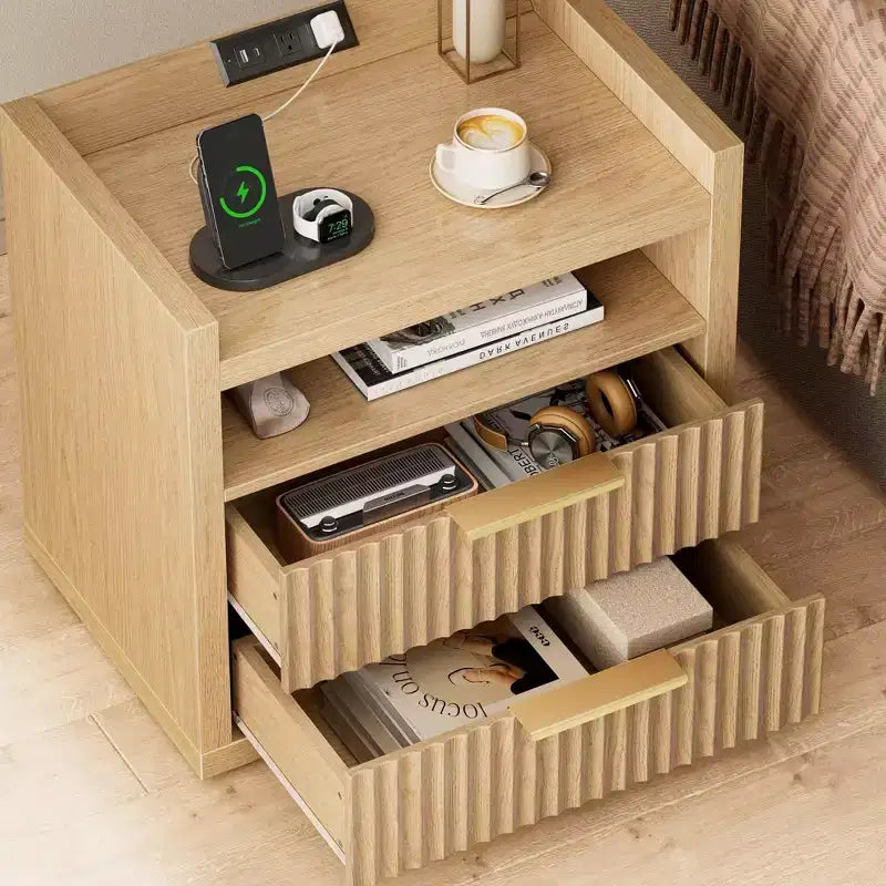 Table d'appoint cannelée naturelle avec station de charge Ports USB Table de chevet de 61 cm de large 2 tiroirs Table de chevet en bois Armoire de rangement moderne pour salon