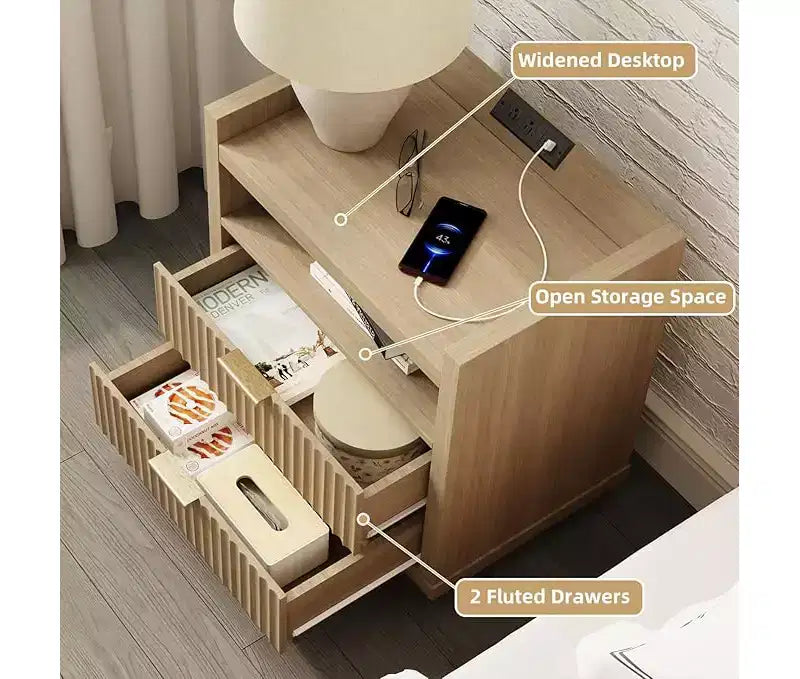 Table d'appoint cannelée naturelle avec station de charge Ports USB Table de chevet de 61 cm de large 2 tiroirs Table de chevet en bois Armoire de rangement moderne pour salon