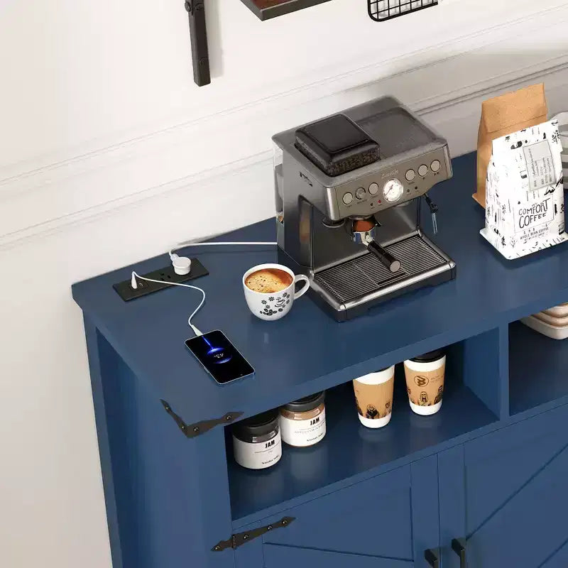 Buffet de ferme moderne à 4 portes avec ports de chargement USB et étagères réglables