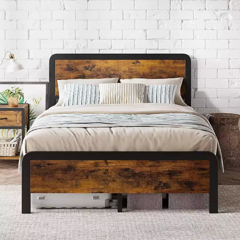 Lit double avec cadre en métal et tête et pied de lit en bois vintage, cadre de lit plateforme avec coins arrondis sécurisés et support à lattes, aucun sommier tapissier requis