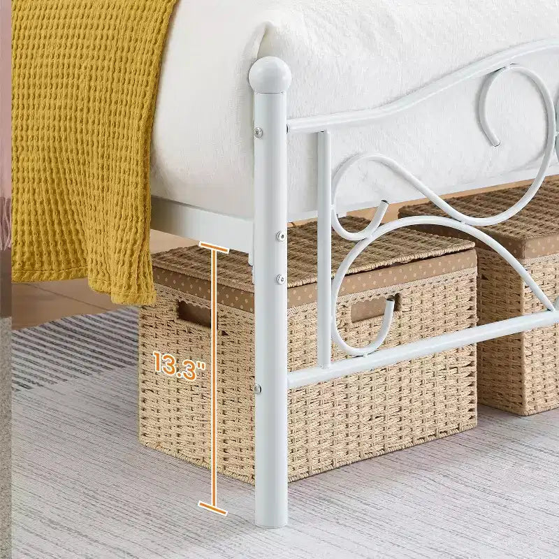 Cadre de lit simple avec tête de lit, sommier robuste à lattes d'acier, idéal pour les chambres d'appartement.