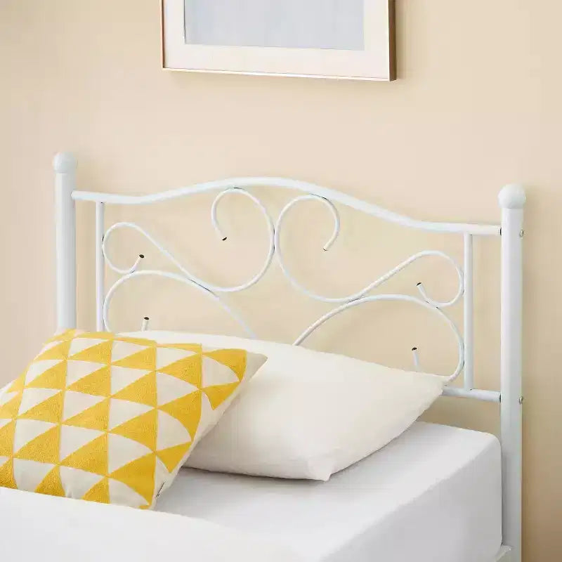 Cadre de lit simple avec tête de lit, sommier robuste à lattes d'acier, idéal pour les chambres d'appartement.
