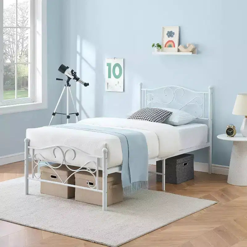 Cadre de lit simple avec tête de lit, sommier robuste à lattes d'acier, idéal pour les chambres d'appartement.