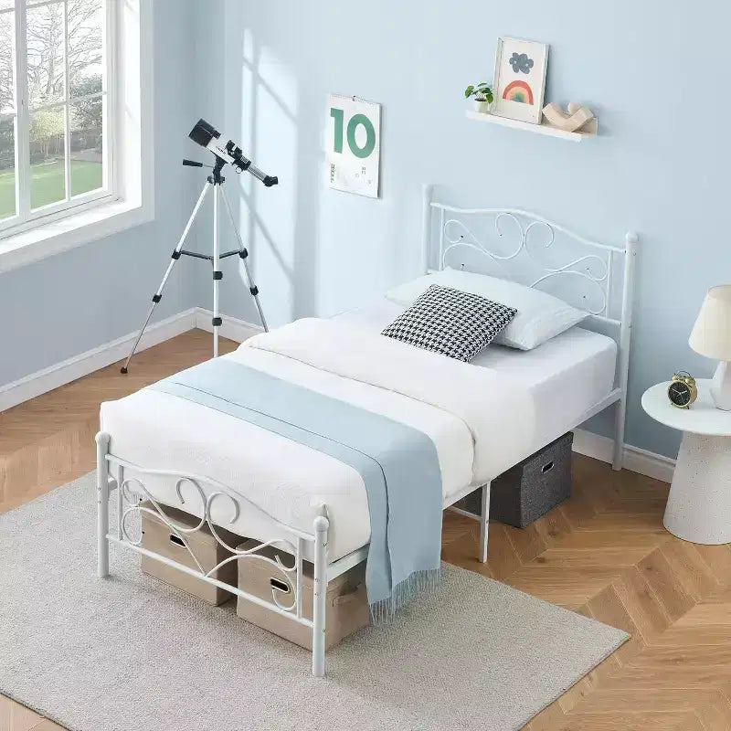 Cadre de lit simple avec tête de lit, sommier robuste à lattes d'acier, idéal pour les chambres d'appartement.