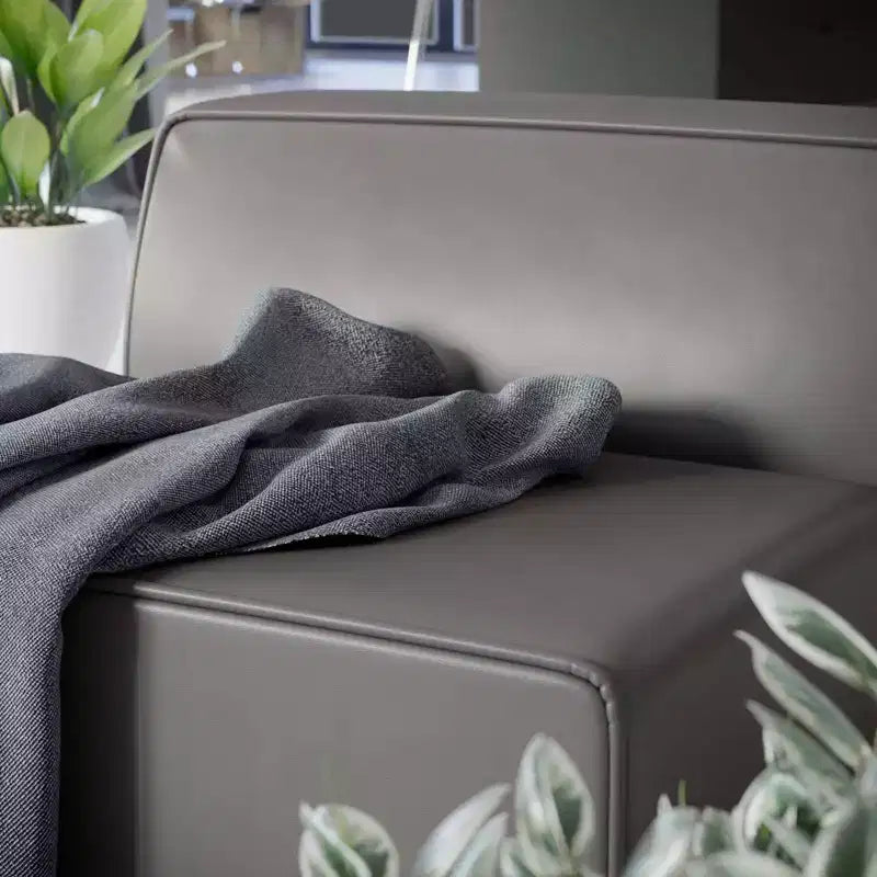 Chaise sans accoudoirs en cuir végétalien